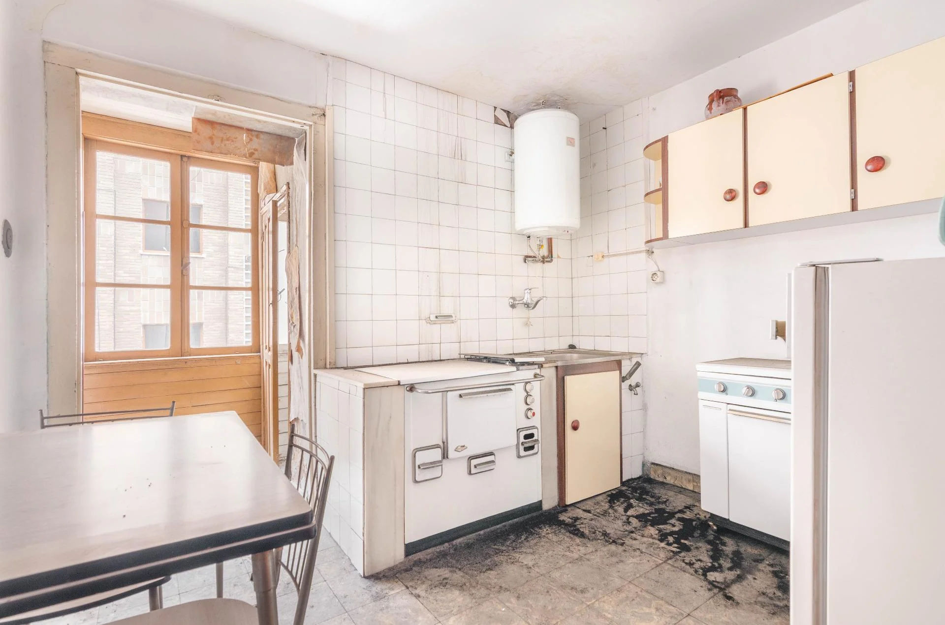Piso para reformar en Moreda, tres habitaciones