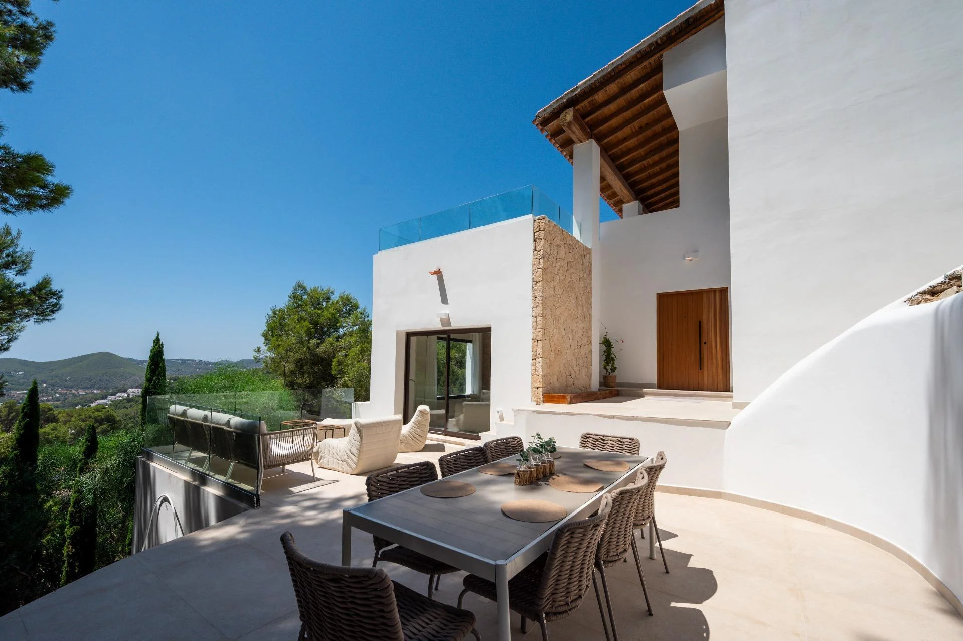 Villa renovada en Ibiza con cuatro dormitorios y vistas al mar