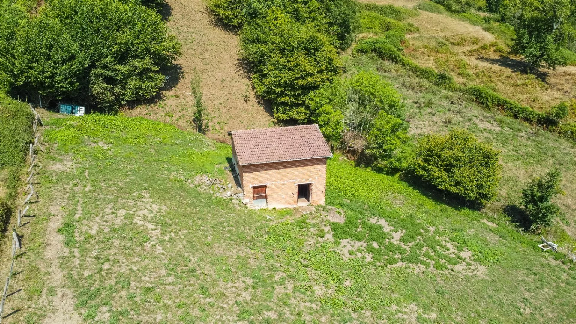 Rustic plot with 94 m² storage building, Bimenes