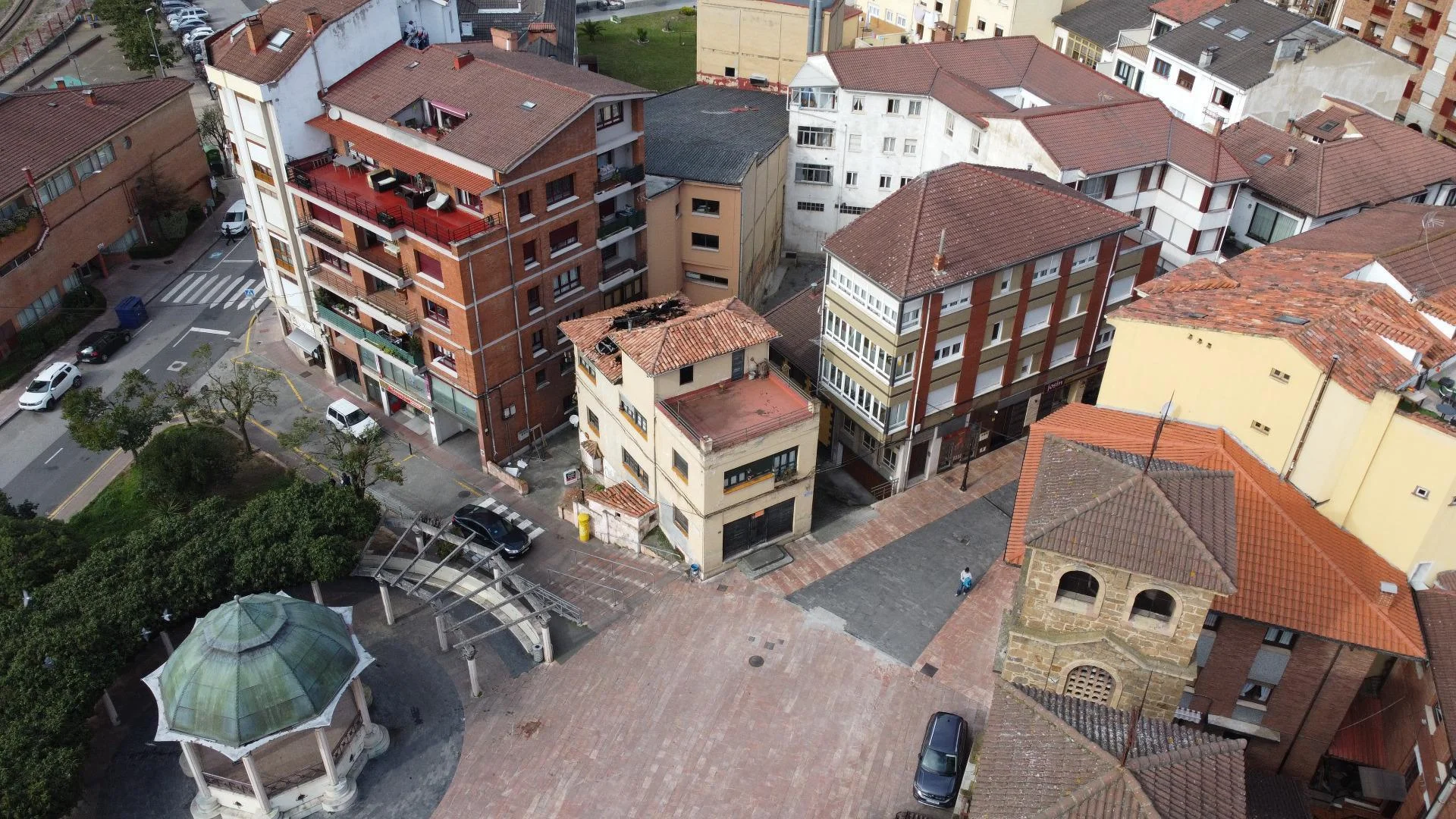 Edificio incendiado en la plaza principal de Moreda