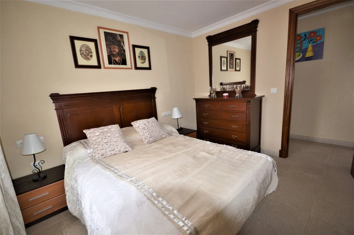 Refurbished four-bedroom flat in Icovesa