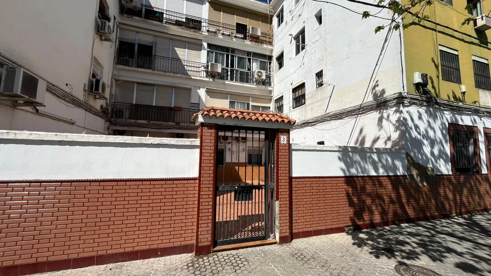 Piso de tres dormitorios para reformar en Los Pajaritos