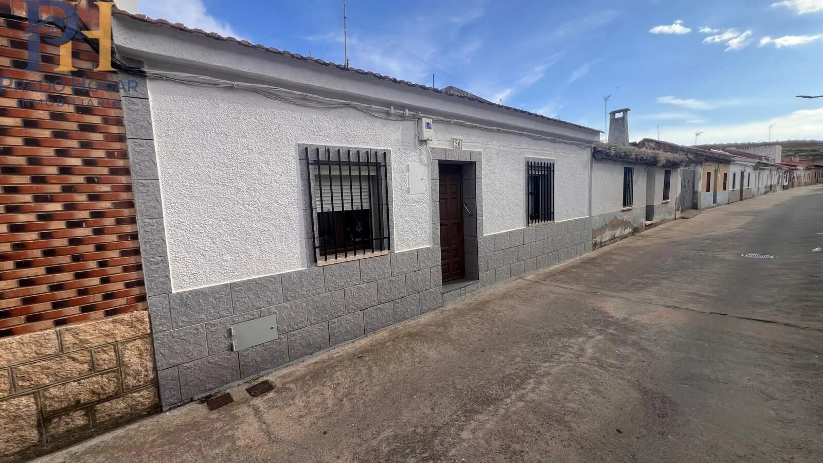 Casa de pueblo de tres dormitorios con patio