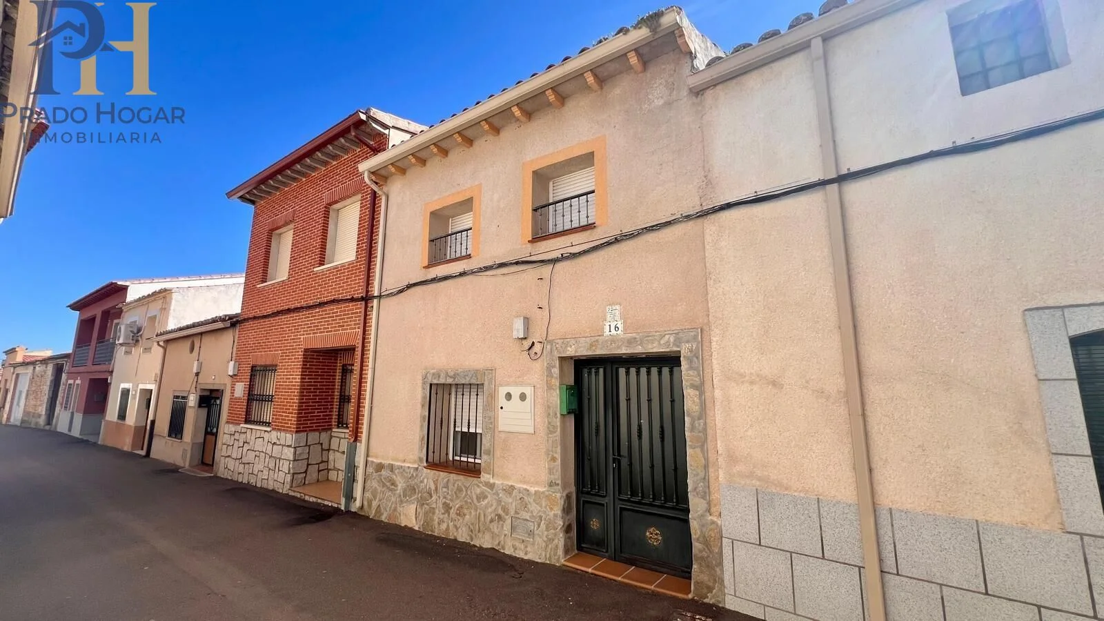 Casa espaciosa de seis dormitorios en Belvis