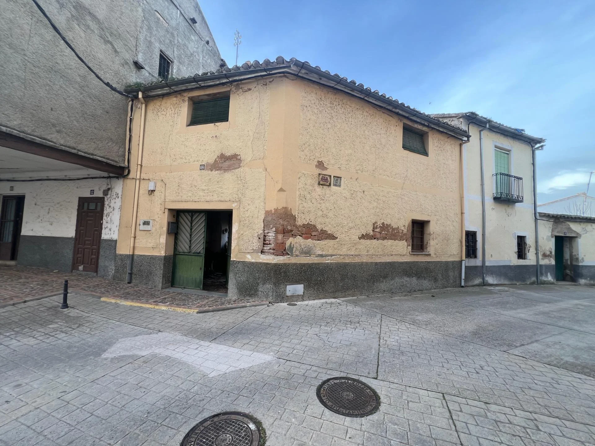 Urban plot with 529 m² ruin
