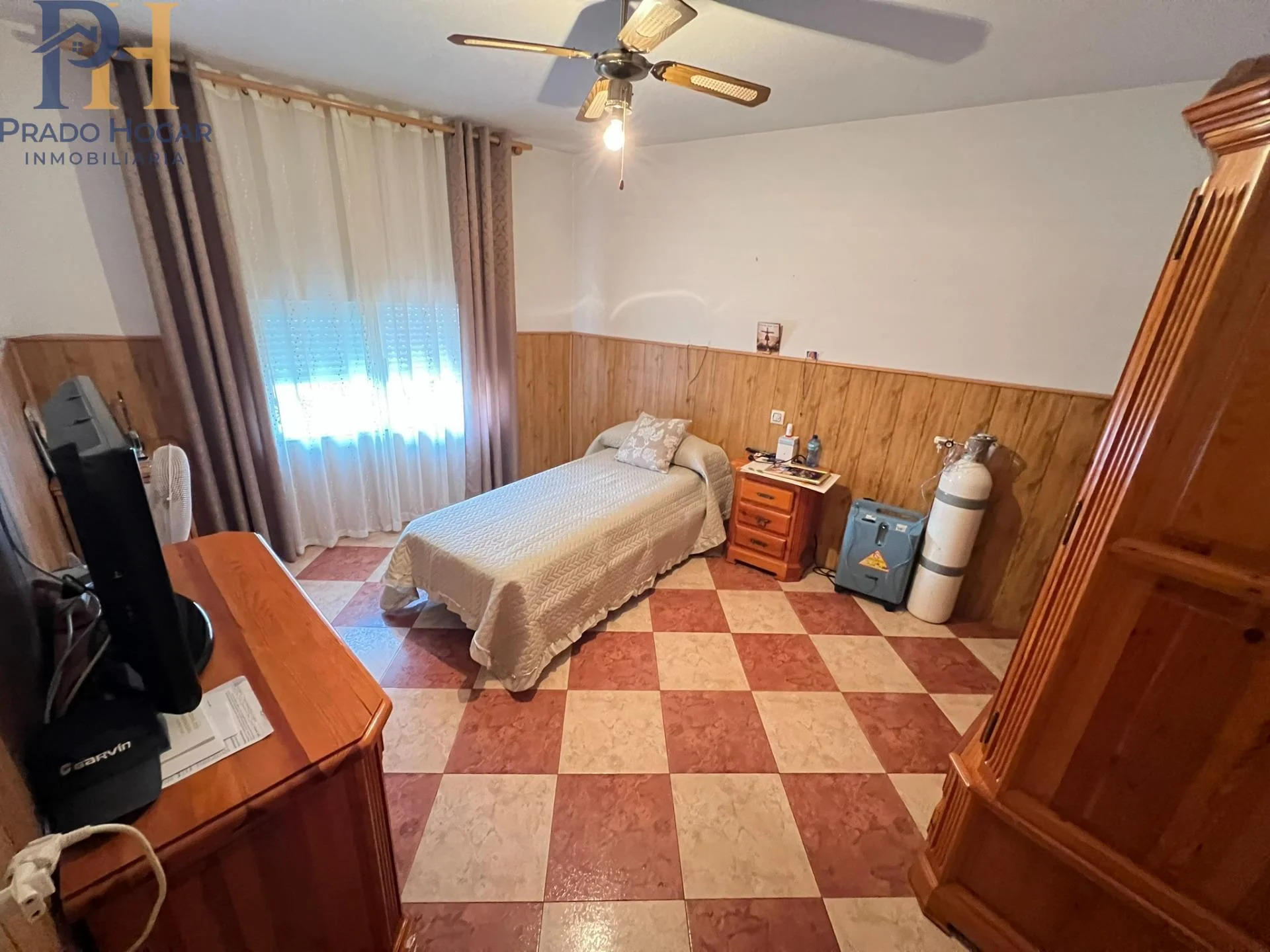 Casa de cuatro dormitorios con garaje privado