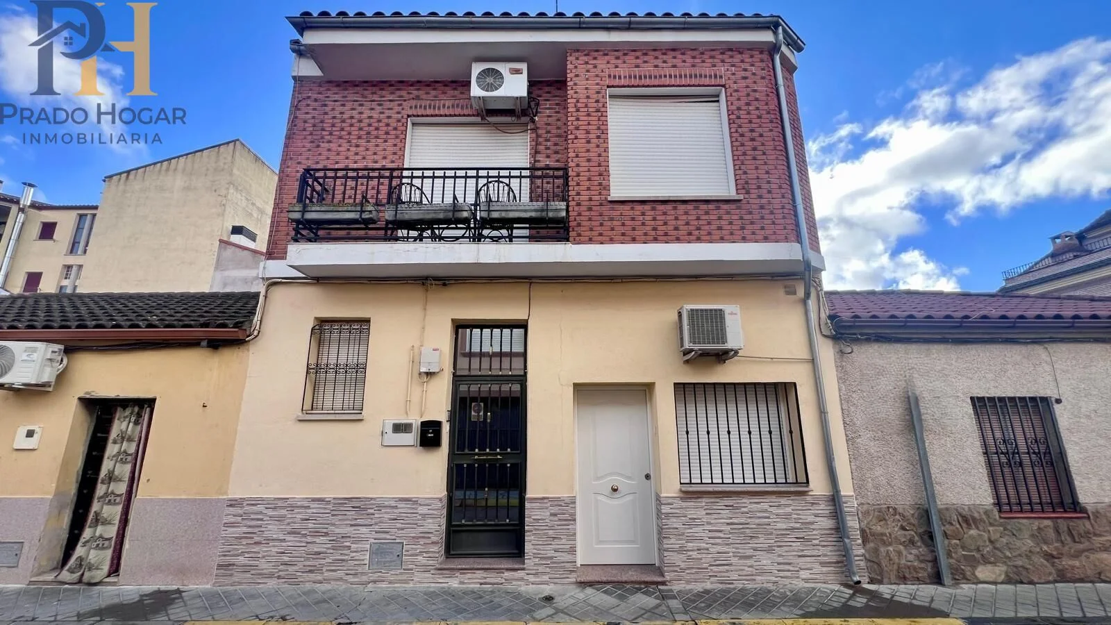 Casa reformada de dos plantas, 5 dormitorios