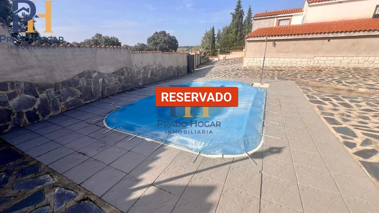 Chalet de dos plantas con piscina privada