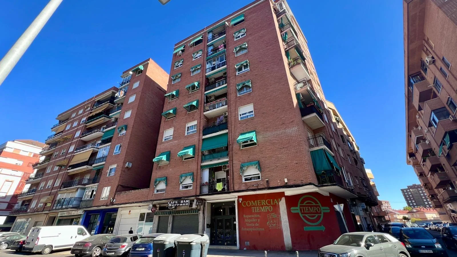 Piso exterior de tres dormitorios cerca de estación