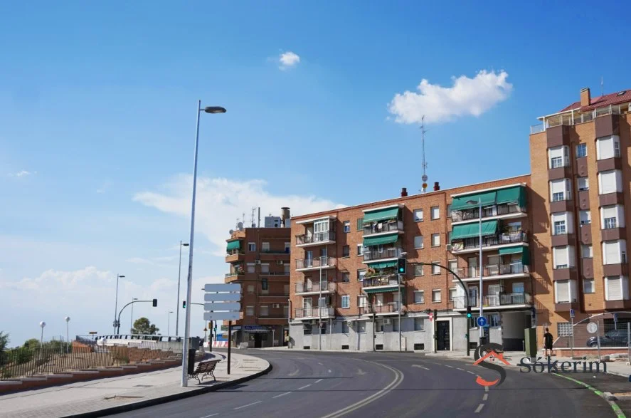 Tenanted Madrid flat near Plaza Castilla