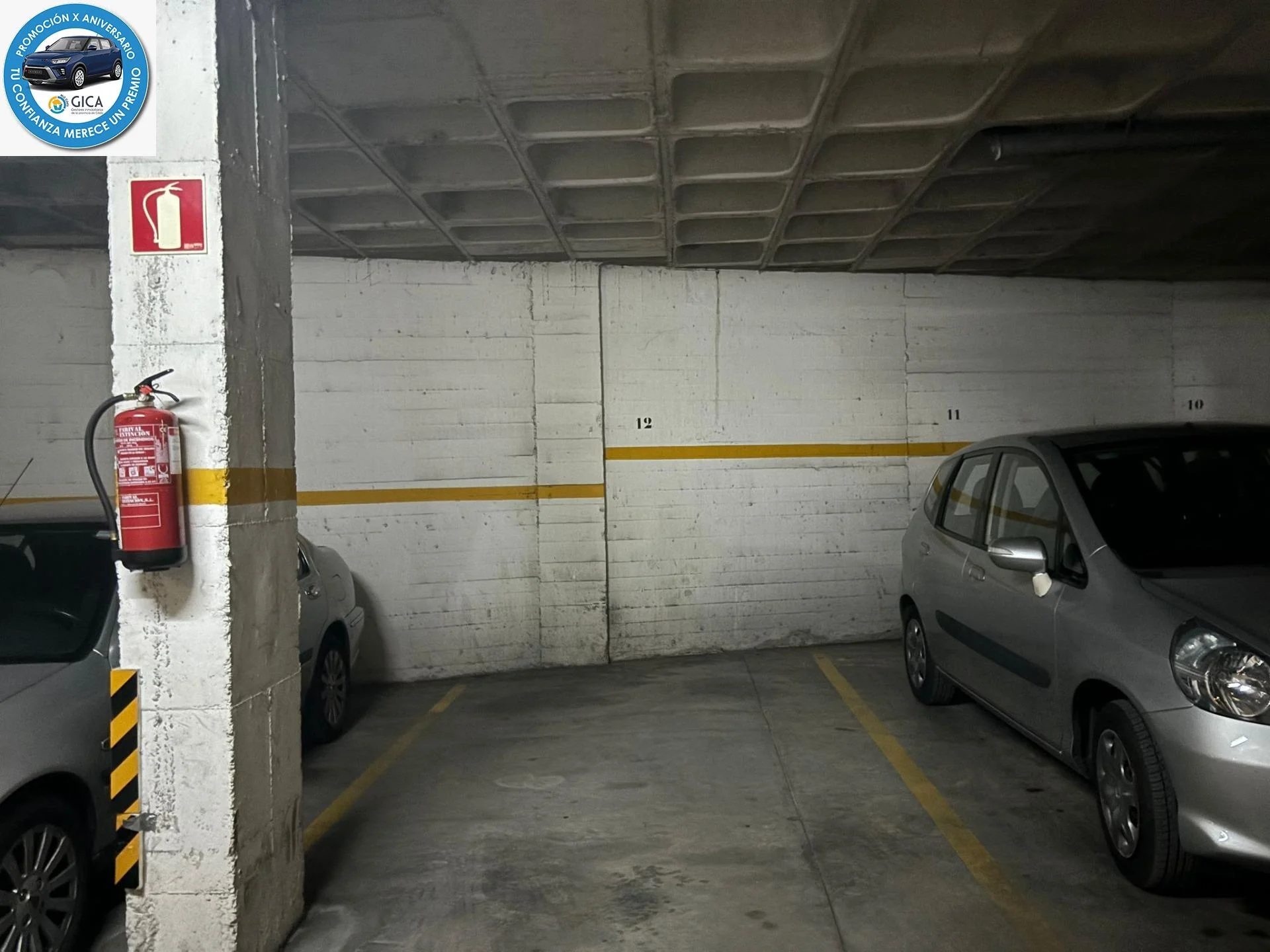 Jerez garage with storage room