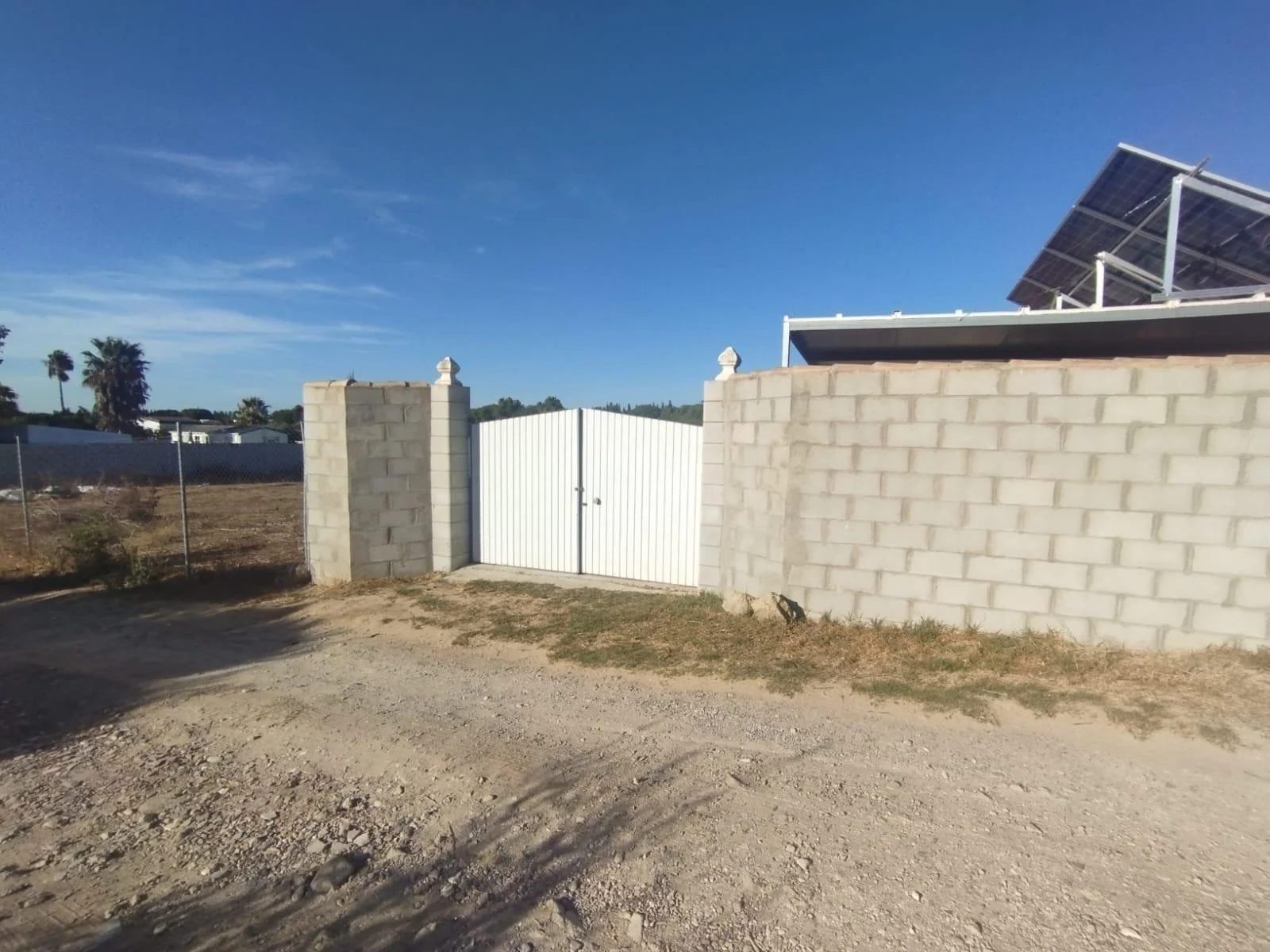 Parcela rústica con contenedor loft en Chiclana