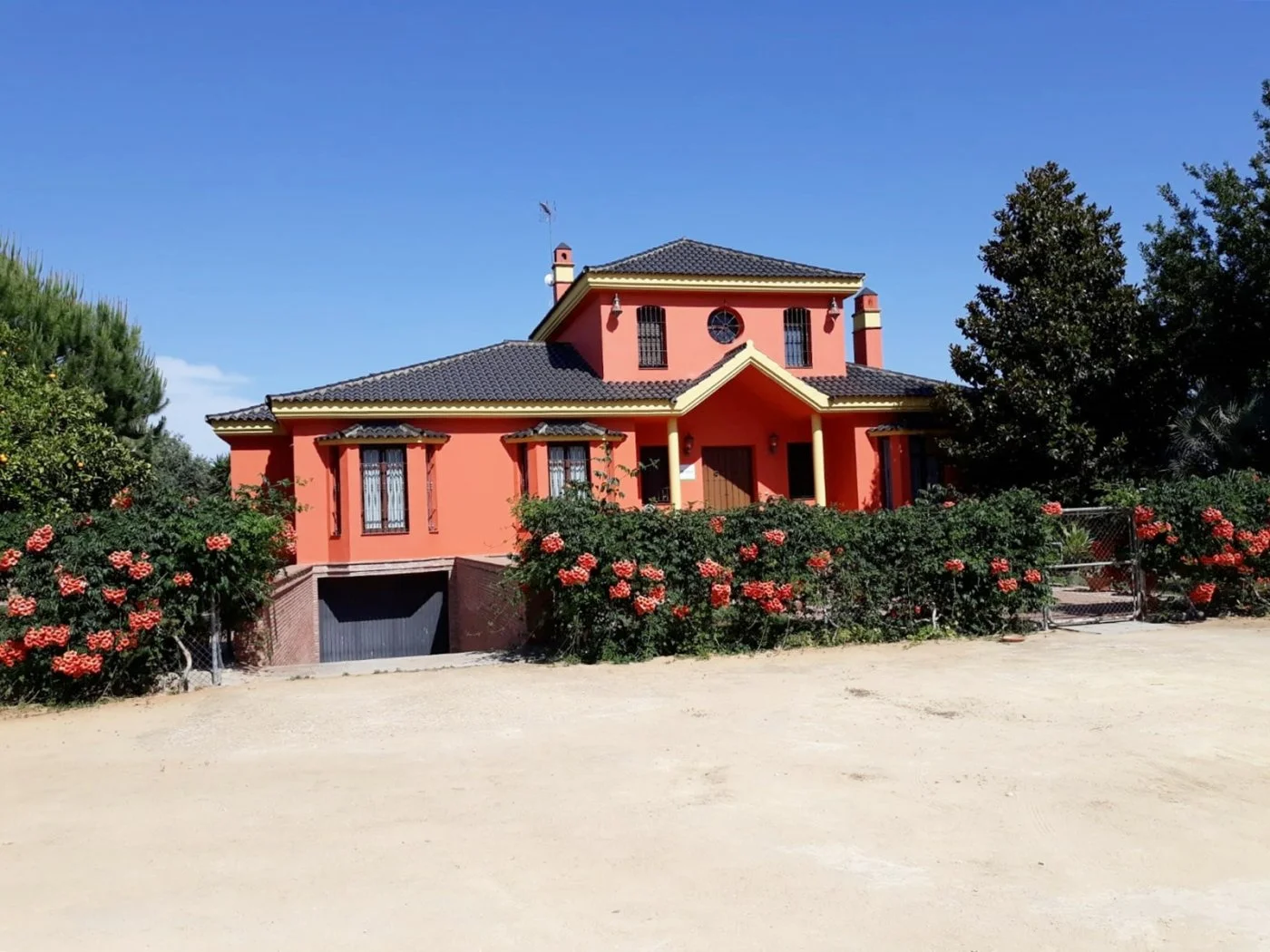 Rural tourist house with 10,200 m² estate