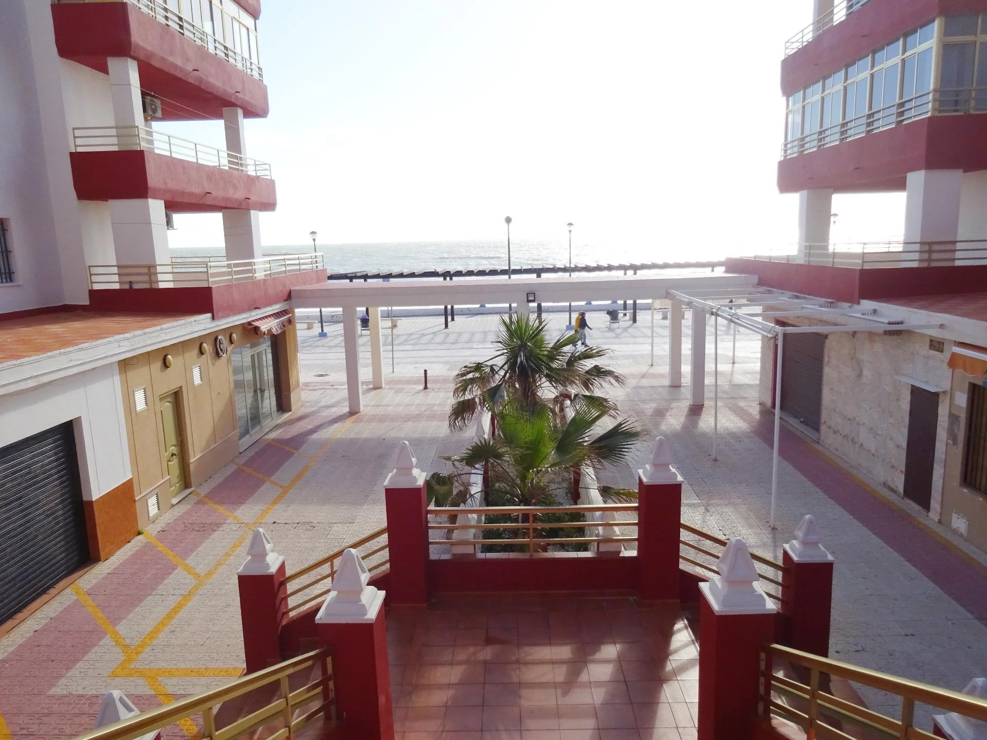 Local comercial esquinero frente al mar