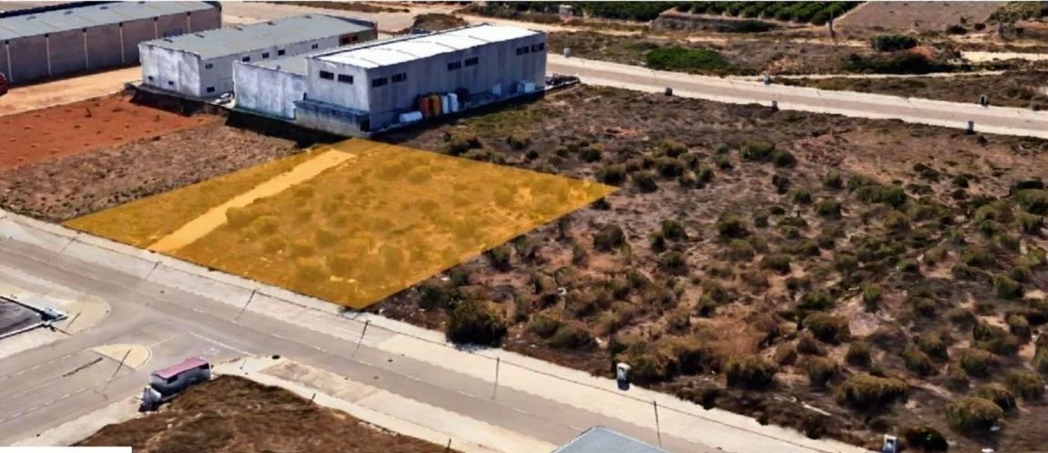 Parcela industrial con 1.230 m² construidos