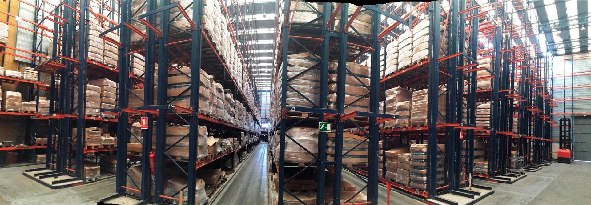 Large industrial unit with 38,581 m² plot