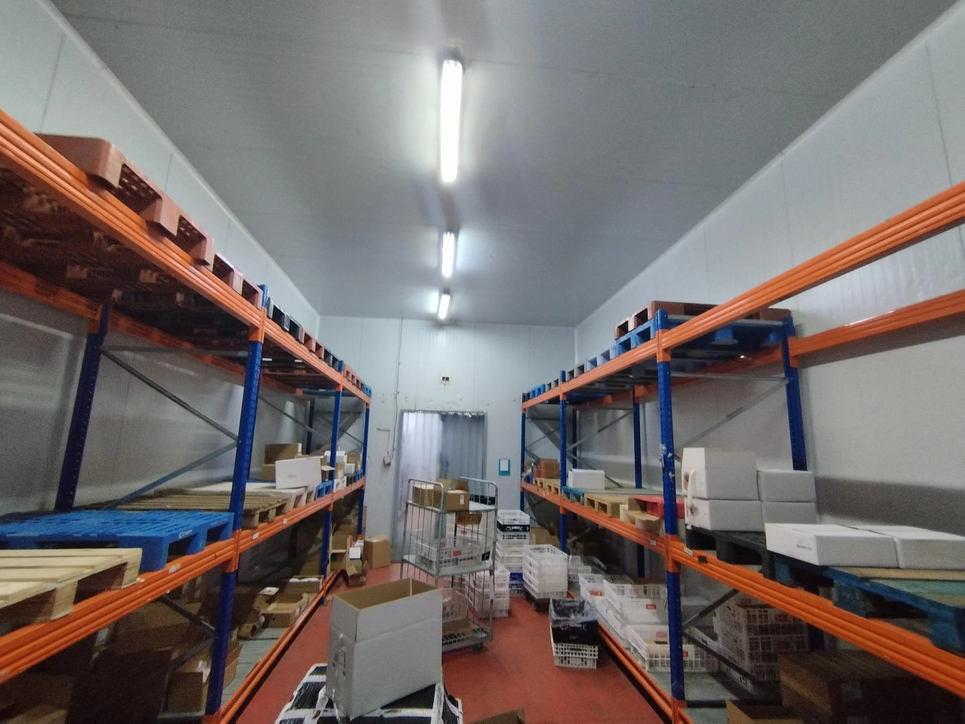 Nave industrial en buen estado con altillo