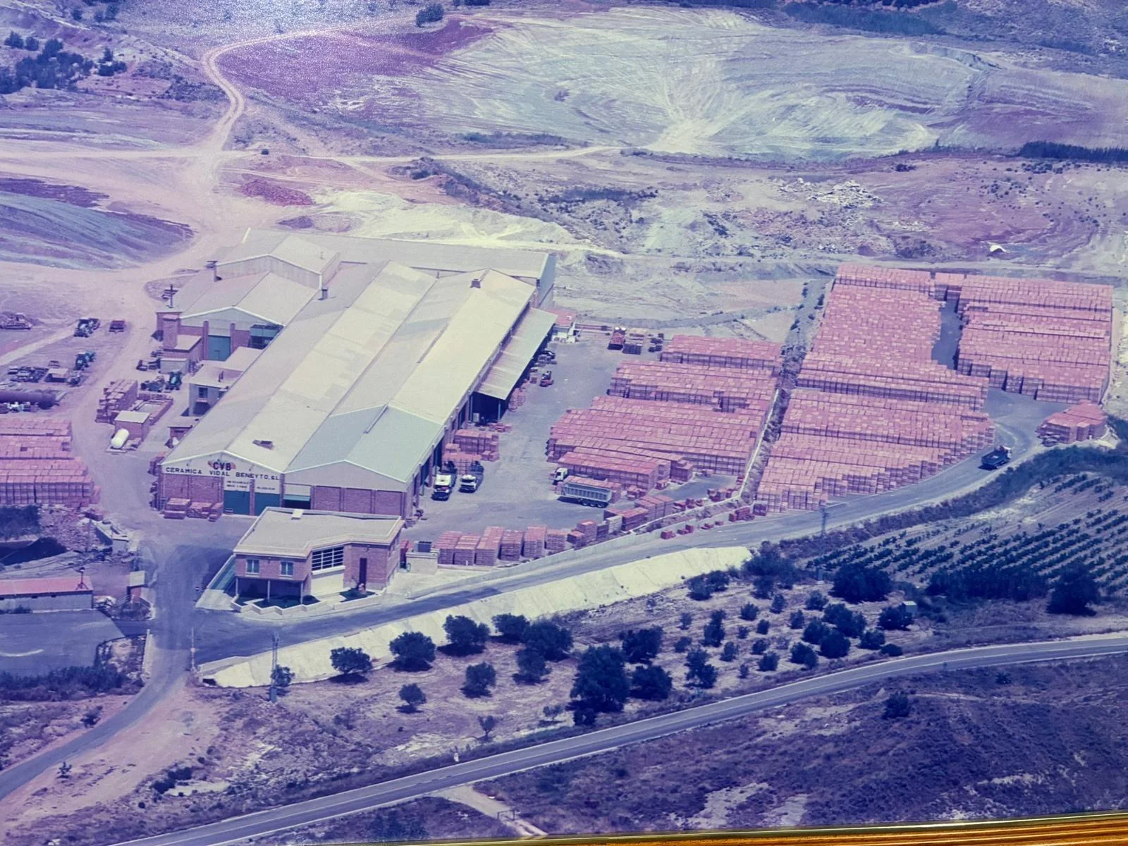 Large Turis industrial unit with land