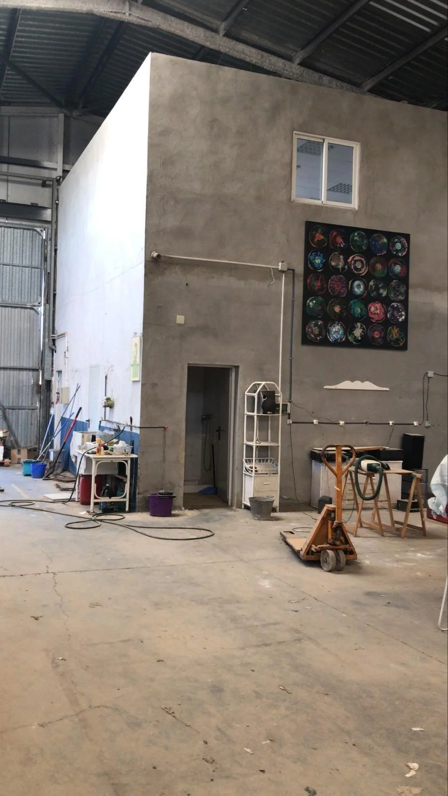 Nave industrial con altillo de oficinas