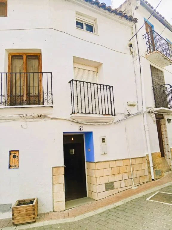 Casa de pueblo de tres plantas junto a la naturaleza