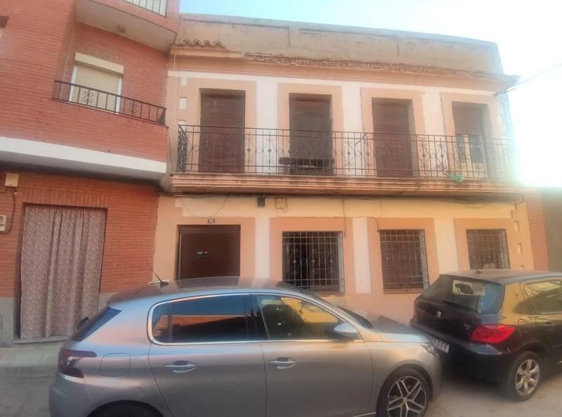 Amplia casa adosada en Villasequilla, 10 dormitorios