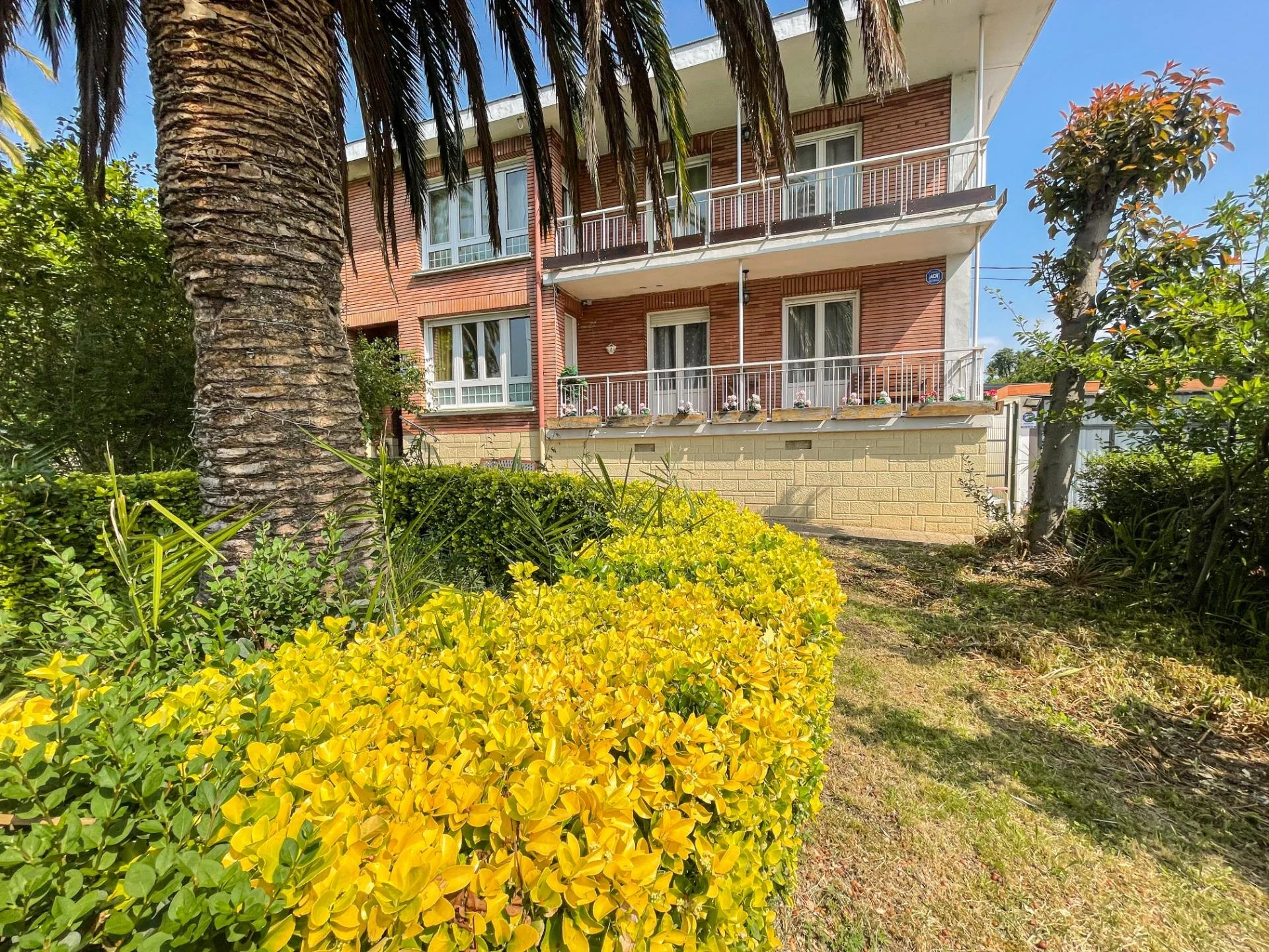 Four-unit house with private pool