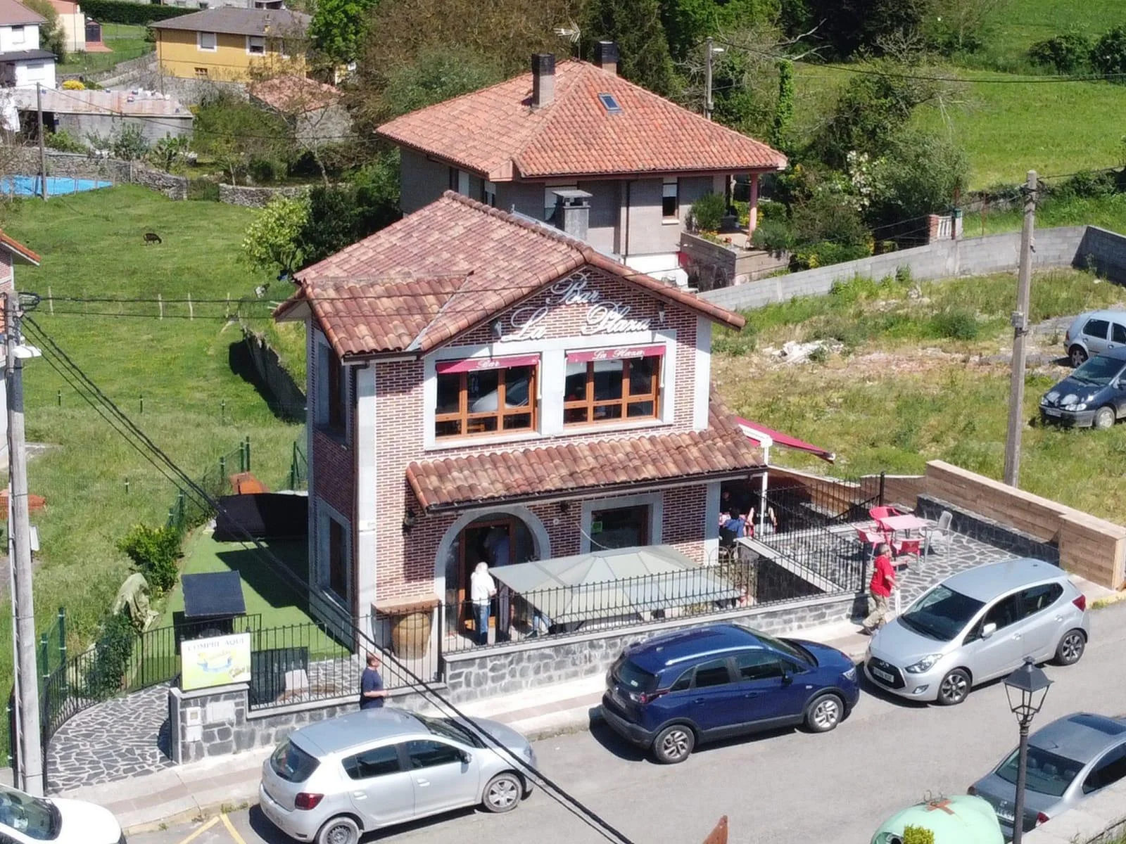 Three-storey chalet with bar conversion potential