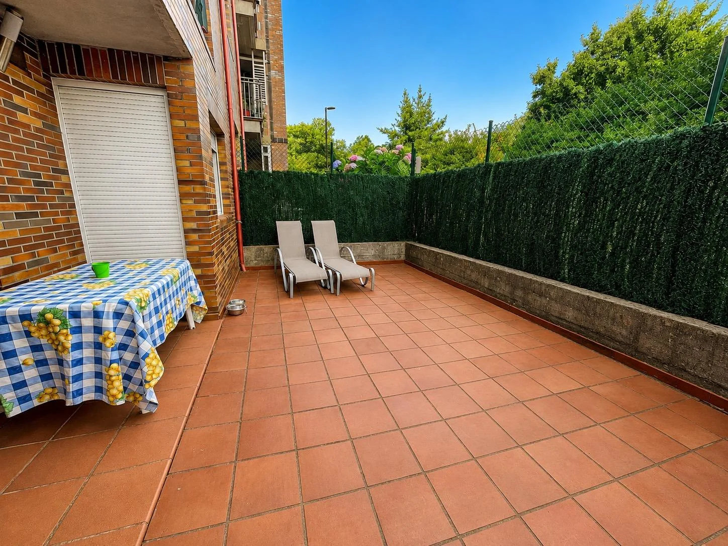 Piso bajo con terraza privada