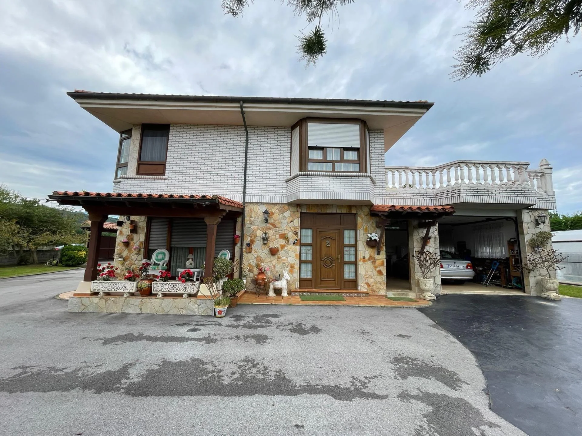 Casa de cinco dormitorios en Ajo con piscina privada