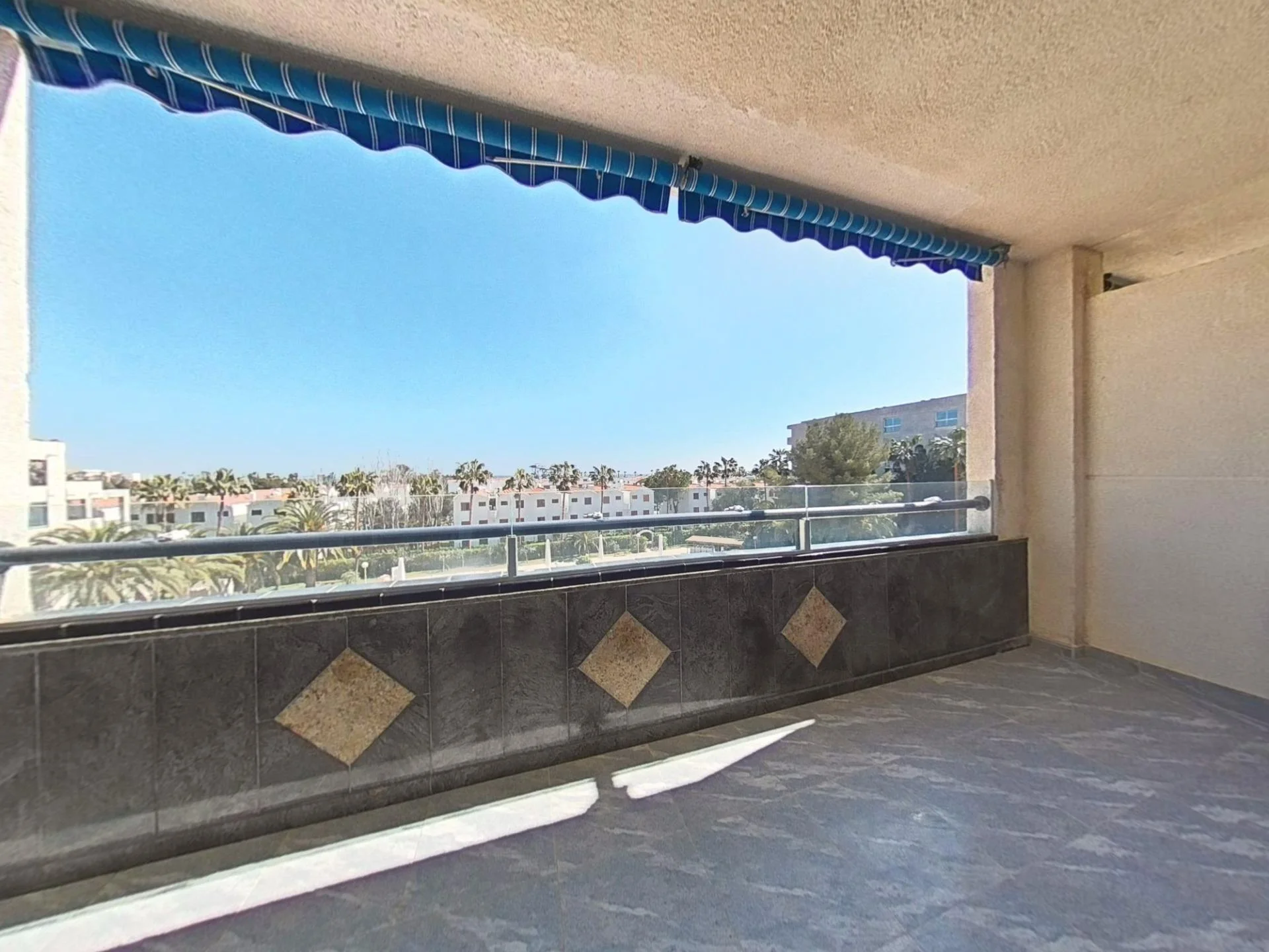 Apartamento costero de un dormitorio con piscina