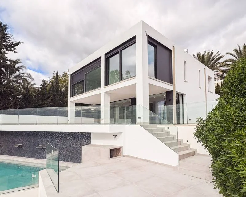 Frontline El Campello villa, five bedrooms