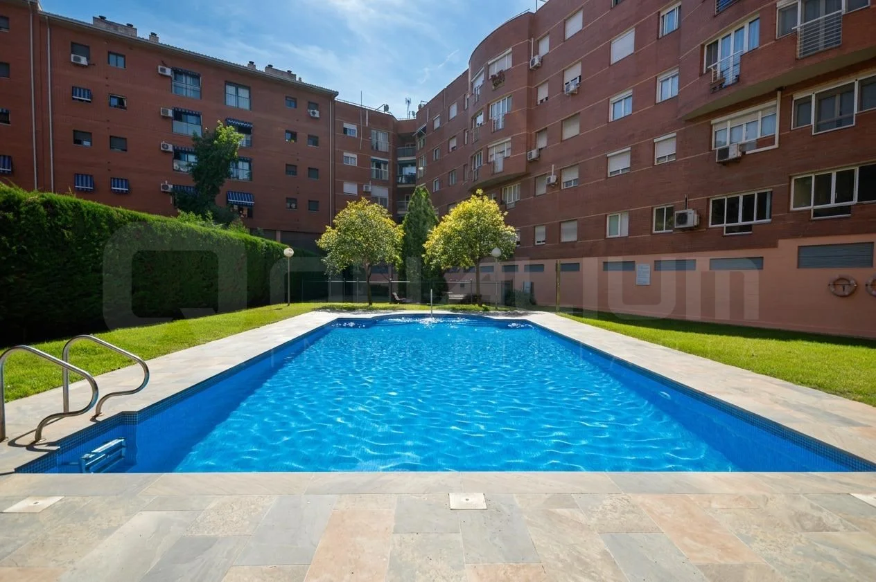 Piso soleado de tres habitaciones con piscina