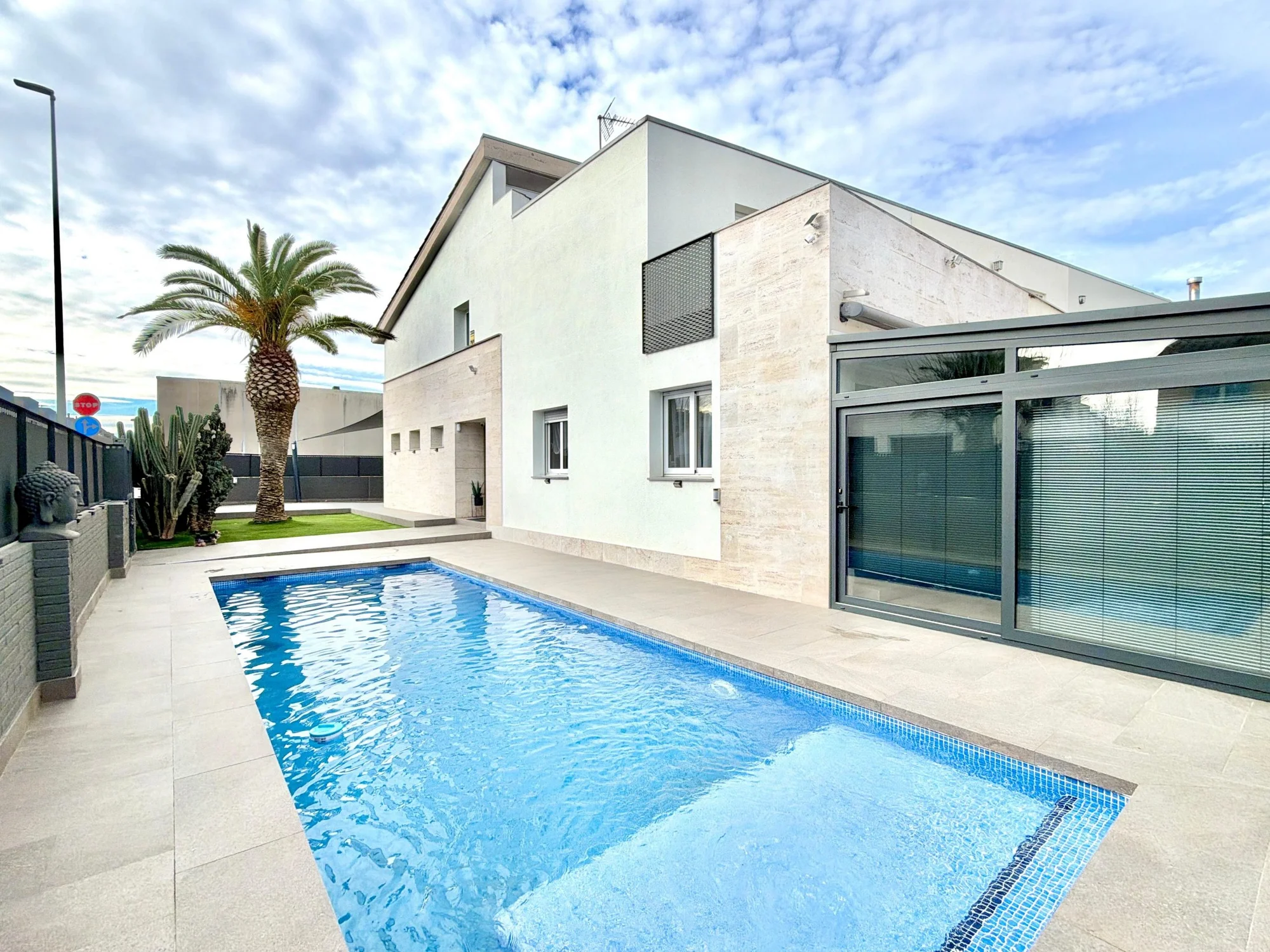 Corner townhouse in Vilablareix with pool