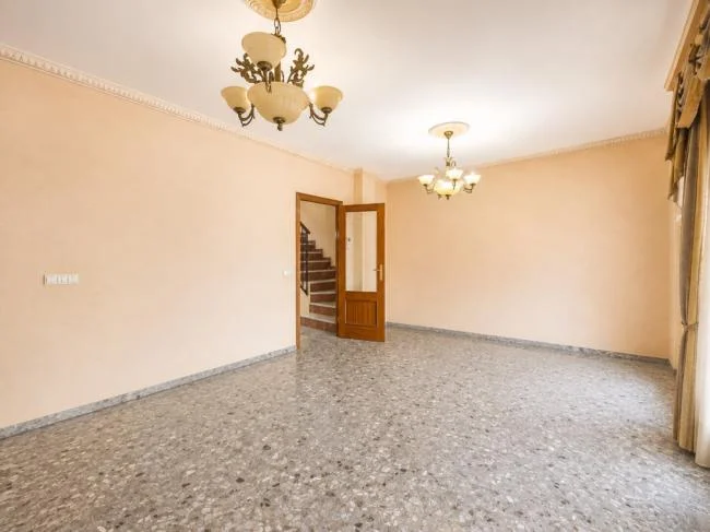 Casa de dos plantas con cuatro dormitorios