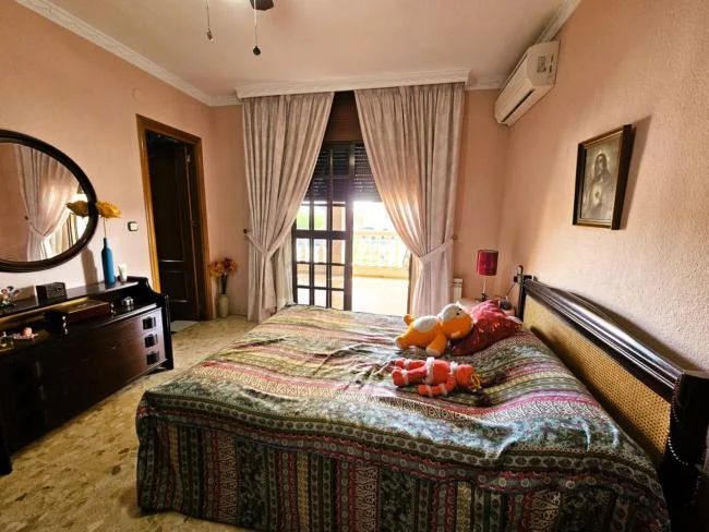 Gran casa en Loja con buhardilla-negocio