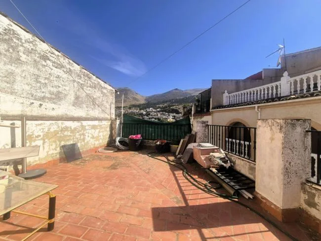 Casa de tres plantas con potencial de reforma