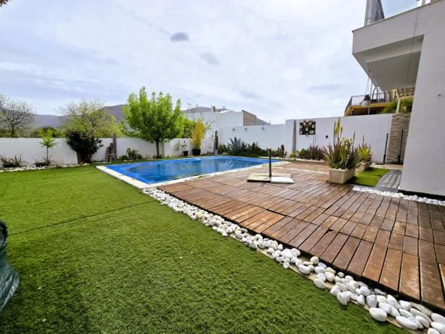 Chalet moderno de tres dormitorios con piscina