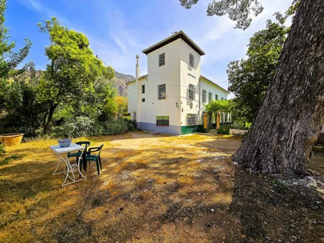 Historic rural estate with 15,994 m² plot