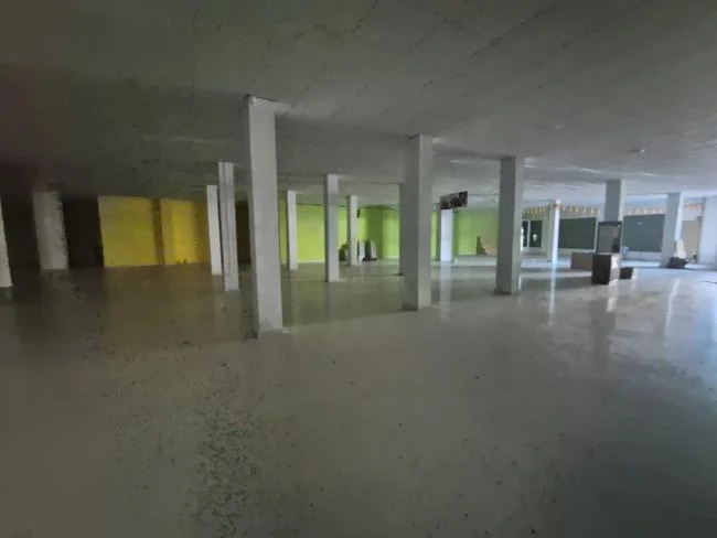 Amplio local comercial en sótano en Albolote