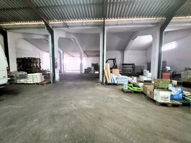 Nave industrial con oficinas y terraza