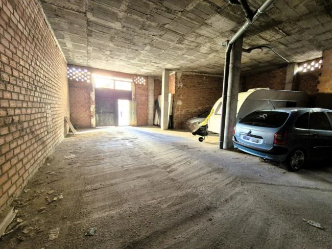Amplio parking de inversión en Loja, 220 m²