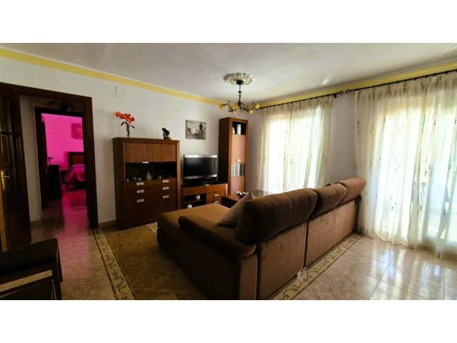 Piso luminoso de tres dormitorios en Algarinejo