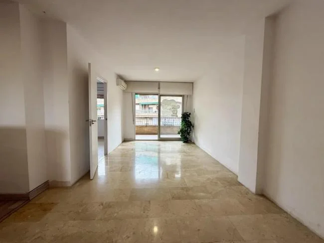 Bright four-bedroom flat with terrace