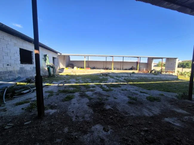 Rural plot with active livestock facilities