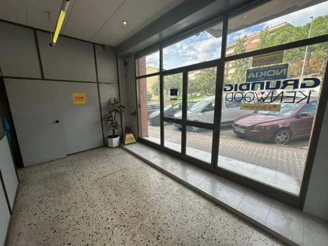 Bright commercial unit in Les Bases