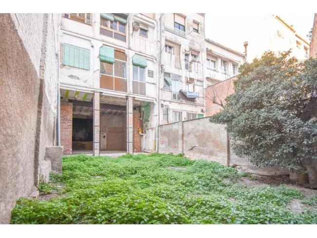 Central Manresa townhouse with two dwellings