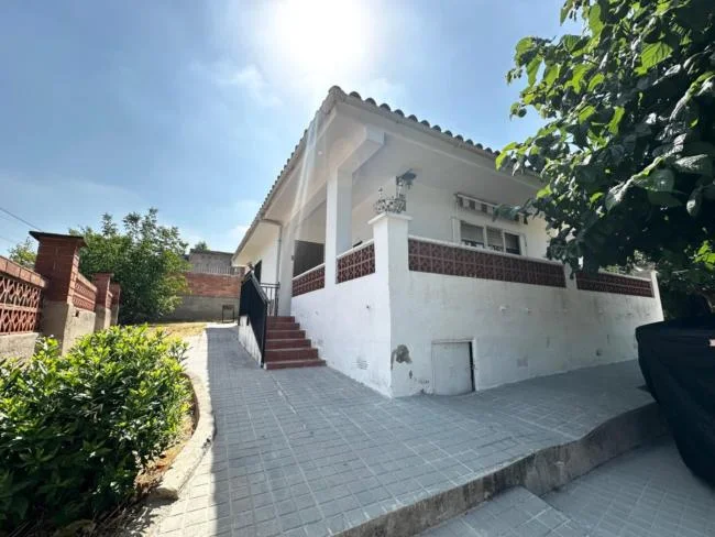 Casa con gran parcela y piscina