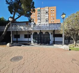 Edificio comercial amplio con potencial de restauración