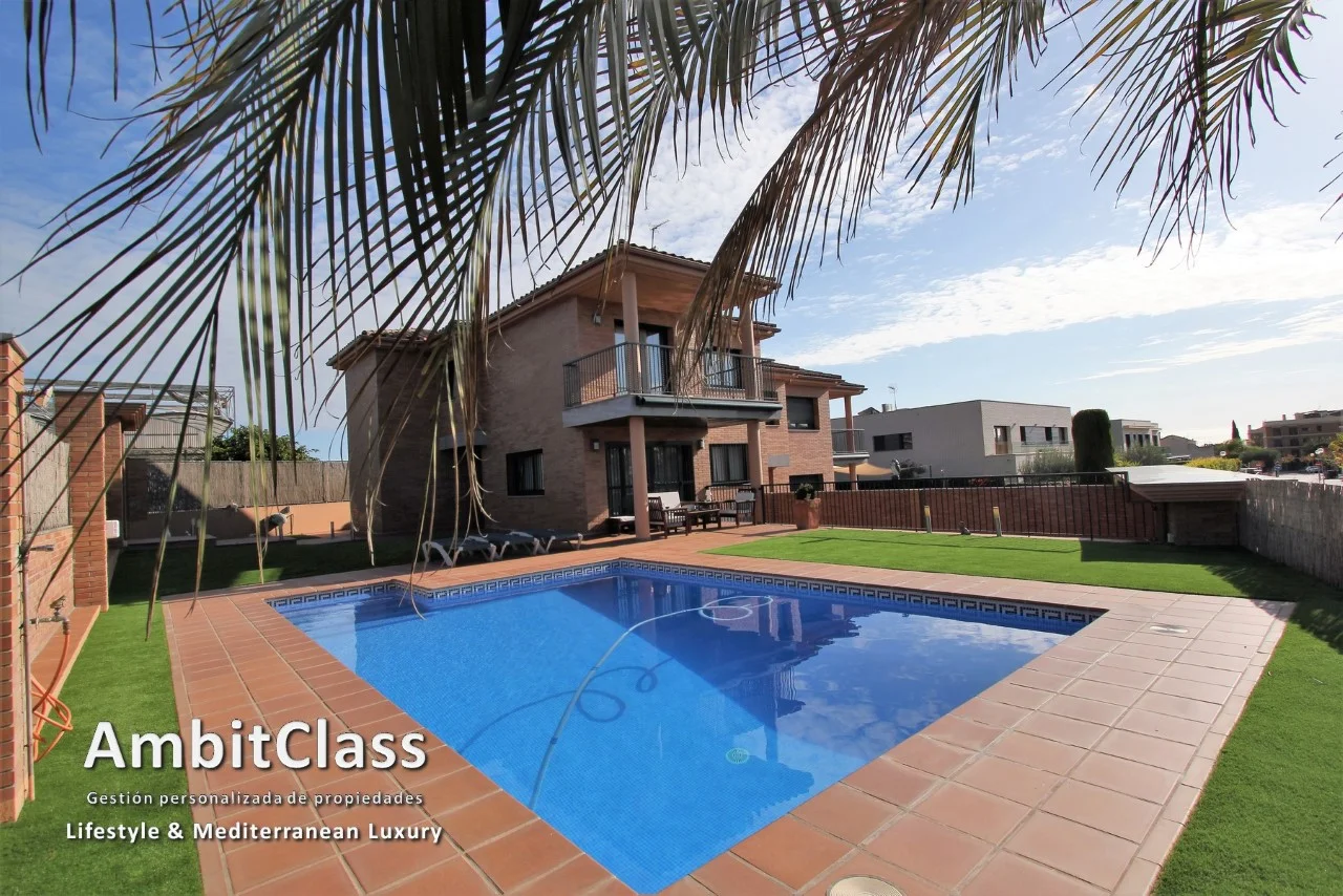 Adosado con piscina privada y vistas al mar