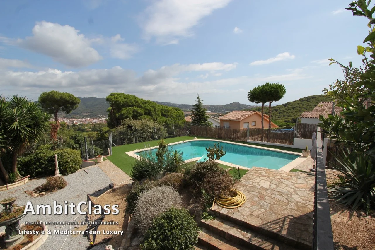 Chalet mediterráneo con 677 m²